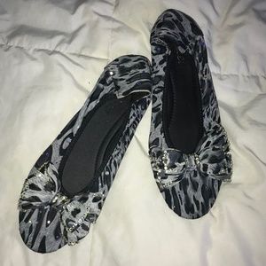 NWOT Grey Leopard Print Bowed Flats